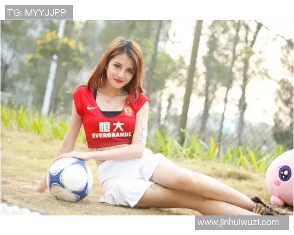 足球明星与女孩的梦幻睡衣时尚搭配展现青春活力与运动魅力