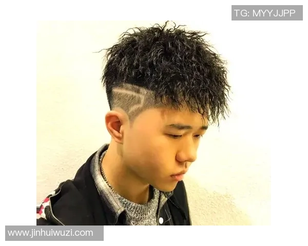 足球明星锡纸烫头型引领潮流时尚风潮的背后故事与影响